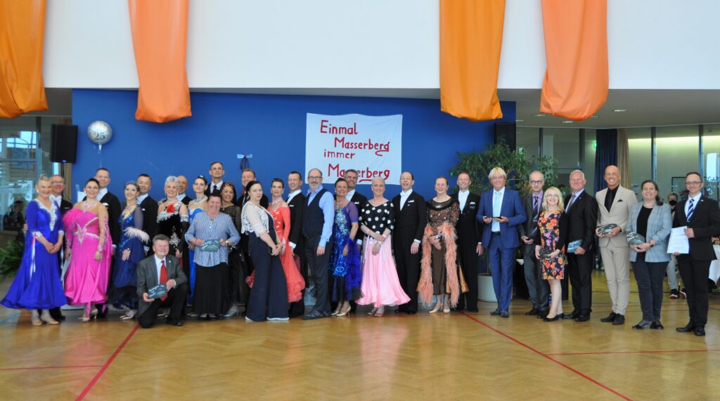 Endlich wieder Rotkäppchenturnier in Masserberg: Gruppenbild der Seniorenpaare III S Standard mit Turnierleitung und Wertungsrichtern.